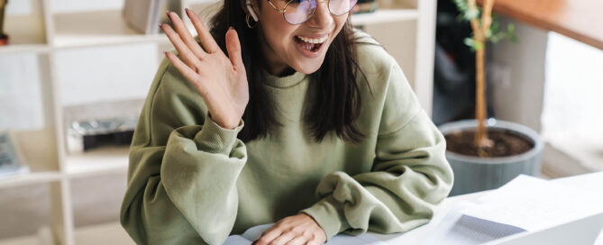 Woman connecting with her online therapist to work on overcoming past trauma by utilizing Online Trauma Therapy in San Antonio, TX.