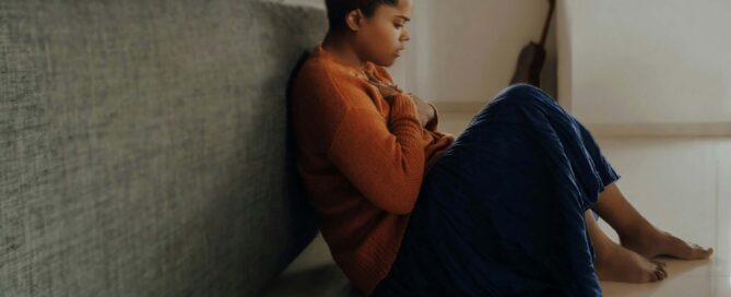 Woman fighting depression and anxiety alone in the dark. You are not alone, help is there for you. Modern Wellness Counseling. San Antonio, Tx. 78258, 78230, 78255, 78256, 78249.